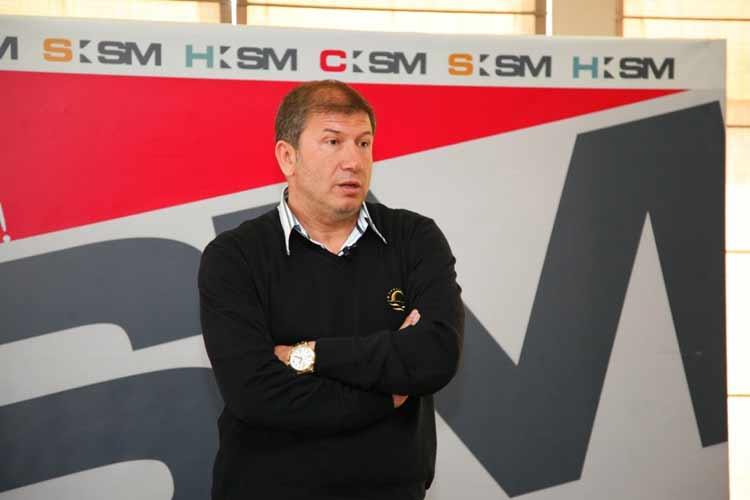 Türk futbol tarihine adını altın harflerle yazdırmış olan efsane futbolcu Tanju Çolak, İzmir'den aday gösterilmemesine rağmen kırgın veya kızgın değil. 'Başbakanımız ne görev verirse yapmaya hazrım' diyor. <br><br>Çolak: Milletvekili olayım diye bir yola çıkmadım. Ben zaten herkes tarafından sevgi gören, tanınan biriyim. Sayın Başbakanıma saygı duyuyorum diyerek nerede görev verilirse vatanına hizmet etmeye hazır olduğunu açıkladı.