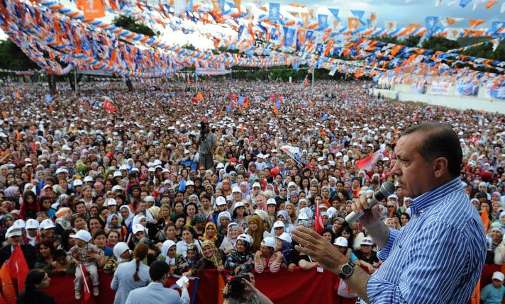 Başbakan Erdoğan, artık ideoloji &uuml;zerinden siyaset yapma zamanının ge&ccedil;tiğini, bunun yerine hizmetlerin &ouml;n plana &ccedil;ıktığını s&ouml;yledi,