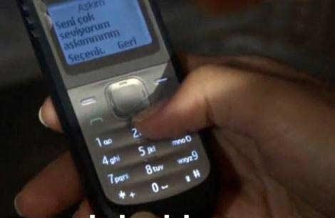 Öyle ki, nişanlısı Mustafa ile mesajlaşmak için kullandığı cep telefonu oldukça eski bir model.
