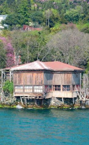 <b>AMCAZADE YALISI:</b>
Boğaziçinde Anadoluhisarının kuzeyinde bulunan yalı,1699 tarihinde inşa ettirilmiş. İstanbul'daki en eski konut olan yalı, Köprülü ailesinden Sadrazam Amcazade Hüseyin Paşa için yapılmış. Orijinali çok daha büyük bir kompleks olan yalıdan günümüze divanhanesi kalmış. Karlofça Antlaşmasının taslakları bu yalıda hazırlanmış. 1877-1878 Rus Savaşı sırasında buraya yerleştirilen göçmenler nedeniyle tahrip olmuş. Yalı, şu anda restore ediliyor.