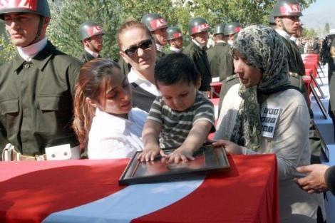 Şehit Kurmay Yarbay Mikdat Şamdancı'nın eşi Emine Şamdancı, 22 aylık oğlu Tahsin Behiç Şamdancı, Kayınpederi Ali Türkmen ve Kayınvalidesi Elif Türkmen şehit yarbayın tabutunun başına gitti.Şehidin 2 yaşındaki oğlu herkesi gözyaşlarına boğdu.