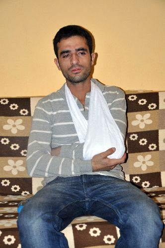 İzmir'in Bayraklı il&ccedil;esinde bir eve giren iki hırsız, ev sahibi Ulaş Bahadır'a (fotoğraftaki) yakalandı. Bahadır'ın eve gelmesi &uuml;zerine hırsızlık zanlılarından biri evin penceresinden diğeri evin balkonundan atlayarak ka&ccedil;tı. Hırsızlar, evden ka&ccedil;ıp yakında bulunan kahveye sığındı. Bu sırada peşlerinden kahveye giren ev sahibi Ulaş Bahadır, iki hırsız ile hırsızın yakınlarının saldırısına uğradı. Kahvehaneye gelen iki polis de saldırılardan nasibini aldı. Polis, g&uuml;&ccedil;te olsa 2 zanlıyı g&ouml;zaltına aldı