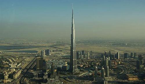 Yüksekliği 800 metreyi aşan dünyanın en yüksek binası 'Burj Dubai'nin resmi açılışı bugün yapılacak. Emaar emlak tarafından inşa edilen 160 katlı Burj Dubai'nin neredeyse her özelliği bir dünya rekoru...