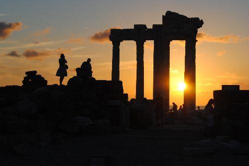 Side-Manavgat Turizm İşletmecileri Derneği(Side-TUDER) Başkanı Cengiz Haydar Barut da, yurtdışı destinasyon tanıtımlarında Apollon Tapınağı'ndaki bu olayı ön planda tuttuklarını belirtiyor. Side Belediye Başkanı Abdulkadir Uçar ise, Apollon Tapınağı'nda güneş batımıyla ilgili önümüzdeki yıl beldenin tanıtımı için fotoğraf çekimiyle ilgili etkinlik düzenleyeceklerini kaydediyor. Tatil için geldiği Antalya'da Apollon Tapınağı'nda gün batımı fotoğrafı çekmeden Türkiye'den ayrılmanın eksiklik olacağını ifade eden Norveçli avukat Ghita Hinder, duygularını; "Farklı bir heyecan yaşadım." diye ifade ediyor. Yine İtalyan asıllı fotoğraf sanatçısı Karkiss Timea, Tur Dağı'ndan doğuşunu Apollon Tapınağı'nda da batışını fotoğraflamanın ayrıcalığını yaşadığını belirtiyor.