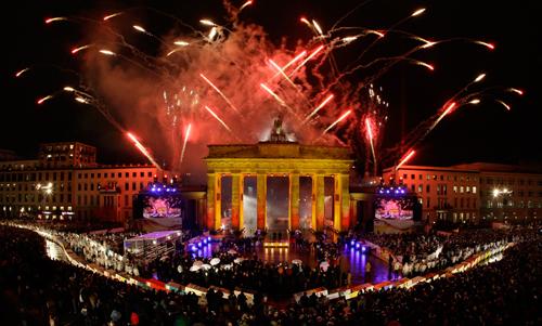 9 Kasım 2009da Berlin Duvarının yıkılışının yıl dönümü Alman halkı tarafından havai fişeklerle kutlandı. (REUTERS/Wolfgang Rattay)
