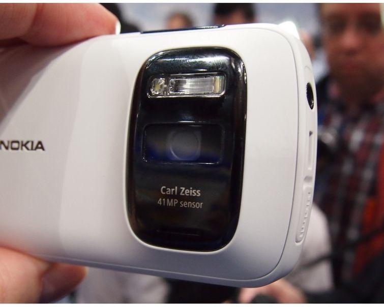 Teknoloji sitesi "mashable.com"da yer alan habere göre, hayalkırıklığı yaratan "Symbian" işletim sisteminin amiral gemisi niteliğindeki cihaz, Carl Zeiss optik lensleri ve Nokia'nın geliştirdiği "over-sampling" teknolojisini biraraya getiriyor.