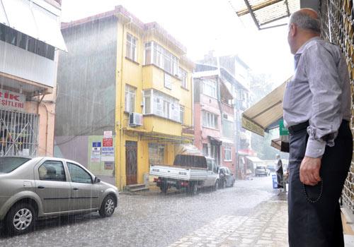 Kocaelinde aniden bastıran sağanak yağmur. se&ccedil;menleri oy kullanmak i&ccedil;in gittikleri okullarda yarım saat boyunca beklemek zorunda bıraktı.