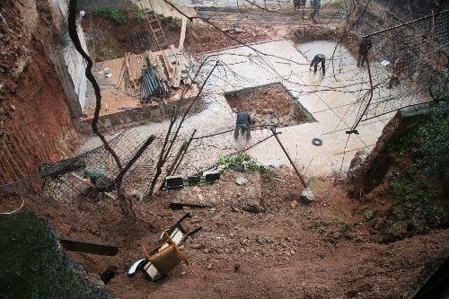 Bursa'da şiddetli yağış sebebiyle bir inşaatta toprak kayması meydana geldi. Tehlike sebebiyle 3 apartıman boşaltıldı.