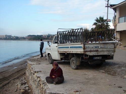 Antalya'nın Manavgat ilçesine bağlı Side beldesindeki yıkımlar hurdacıların yüzünü güldürdü. Kaçak olduğu gerekçesiyle yıkılan yerlerin başından ayrılmayan hurdacılar eski eşya ve demir toplamak için gün boyu nöbet tutuyor.