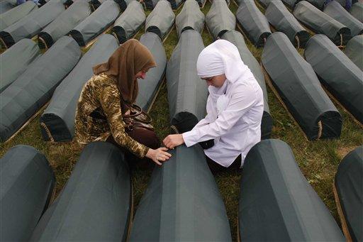 Srebrenitsa 'da 8 bin Müslümanın dünyanın gözü önünde Sırplarca soykırıma uğramanın 13. yıldönümü. Avrupa'da yaşanan en büyük soykırımın failleri hala yakalanamadı.