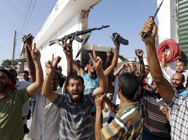 ''Yaşasın Özgür Libya'' ve ''Özgürlüğümüzden vazgeçmeyiz'' şeklinde sloganlar atan bazı Libyalılar, yakın zamanda ülkenin Kaddafi güçlerinden tamamen arındığını tüm dünyaya deklare edeceklerine olan inançlarını dile getiriyorlar.
Öte yandan, Libya genelinde sadece Buslim'in Kaddafi güçlerinin kontrolü altında olduğu, Aziziye'nin tamamının, Trablus'un ise yüzde 80'inin muhaliflerin eline geçtiği ifade ediliyor.