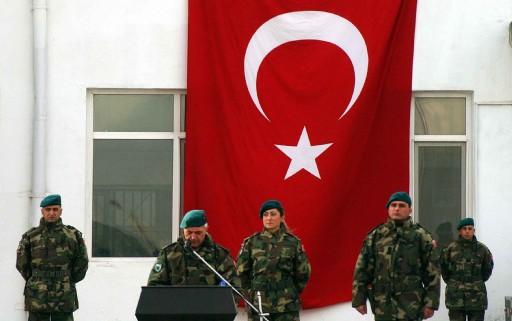 Görev yaptığı Afganistan'da geçirdiği trafik kazasında şehit olan Kurmay Albay Faruk Sungur'un ölümünün duyulmasının ardından çok sayıda Afgan vatandaşı, Mehmetçiklere taziyede bulunarak, gözyaşı döküyor.