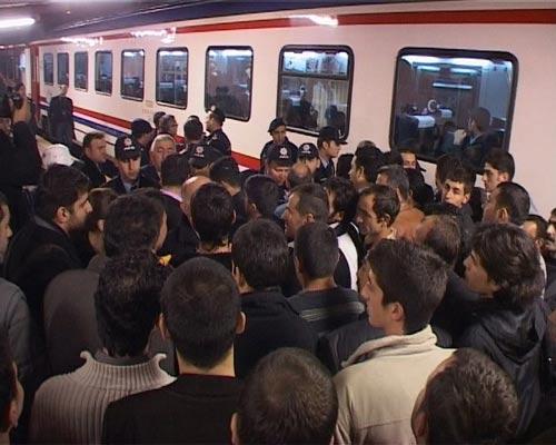 İş bırakma eylemi kapsamında İstanbul-Ankara seferini yapan Anadolu, Ankara ve Fatih ekspres trenleri, makinistlerin iş bırakması sebebiyle çok sayıda yolcusuyla Sakarya'nın Arifiye ilçesinde durdu.
