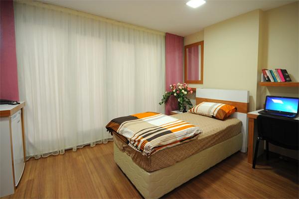 Dünyada ilk kez uygulanan bir model ile yurt klasmanında çıtayı yükselterek 5 yıldızlı otel konforunda hizmet veren Kampüsaray, öğrencilere özel banyo, tuvalet, buzdolabı,televizyon ve telefonu olan farklı oda seçenekleri sunarken, yüzme havuzu, sauna, bilardo ve spor salonu gibi yurtlarda alışık olmadığımız çeşitli aktivitelerden de ücretsiz olarak yararlanma imkanı sağlıyor. Adan Zye bir öğrencinin ihtiyacı olan her şeyin sağlandığı bu lüks yurtta özürlü öğrenciler içinde çift asansör ve özel banyolar gibi detaylar da yer alıyor.