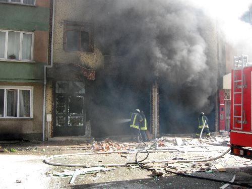Eskişehir'de 3 katlı bir apartmanda meydana gelen patlama sonucu yangın çıktı. İtfaiye erleri yangını söndürmeye çalışırken yaralıları da hastanelere taşındı..