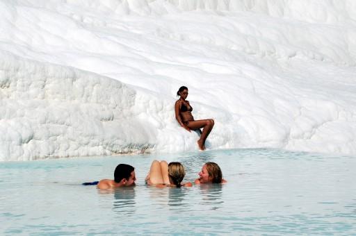DENIZLI BELEDIYE BASKANI NIHAT ZEYBEKCI PAMUKKALE'YE GELEN TURISTI DENIZLI ICINE CEKEMEDIKLERINI BELIRTEREK, ILIN BULDAN GIBI DOKUMALARI ILE CAM URUNLERINI TURISTLE TAM OLARAK TANISTIRAMADIKLARINI BILDIRDI.