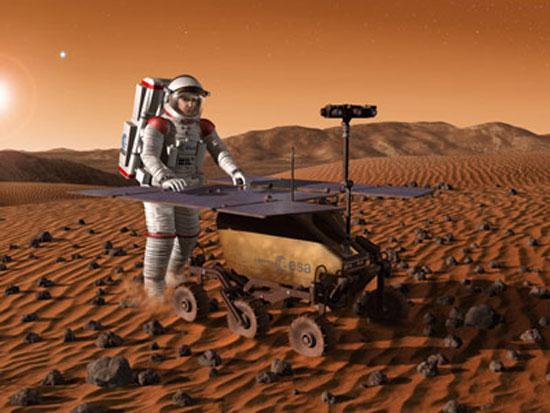 <p><strong>1. Mars'a bilet: </strong>1969 yılında Apollo 11, içindeki astronotlarla birlikte Ay'a indi. 1946 yılının başlarında, Alman-Amerikan roket bilimci Dr. Wernher von Braun, Mars Projesi'nin taslağını çizdi. İlk uzun menzilli füze olan V2'lerin planları onun tarafından çizilmiştir. Ayrıca, Apollo ay uçuşunu yapan Satürn 5 roketini gerçekleştiren ekibi de o yönetmişti. Mars'ın içinde insan bulunan uzay aracıyla keşfi henüz gerçekleştirilemedi. Ancak, politikacılar ve roket bilimciler kırmızı gezegeni uzun süreli bir hedef olarak belirlediler.</p>