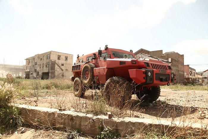 <p>Paramount Group'un ürettiği Marauder isimli zırhlı araç, patlayıcılara karşı oldukça dayanıklı bir yapıya sahip.<br /><br />Saatte 120 km hıza ulaşabilen araç, 10 personel taşıyabilecek şekilde tasarlanmış. Araç, 8 kg patlayıcı, ağır makineli silahlar, kurşunlar ve mayınlara karşı dayanıklı bir yapıda üretilmiş. Marouder zırhlı araçları günümüzde Afrika'da arama ve barış görevleri için kullanılıyor.<br /><br /><a href="http://www.haber7.com/video-galeri.php?cID=18715" target="_blank"><strong><span style="color: #0000ff;">MARAUDER'İN VİDEOSU İÇİN TIKLAYINIZ...</span></strong></a></p>