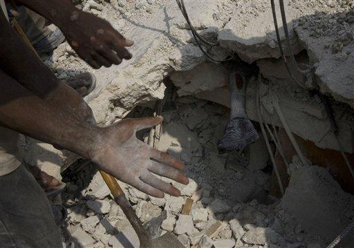Haiti'de enkaz altında can pazarı
