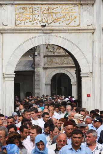 Ramazanın bitmesine bir gün kala kılınan son cuma namazında, camilere sığmayan vatandaşlar, caddelere serdikleri seccadelerde ibadetlerini gerçekleştirdi. Yurttan cuma manzaraları: