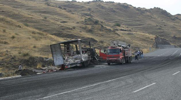 Iğdır merkeze bağlı Suveren köyü yakınlarında yol kesen bölücü terör örgütü mensupları, sebze yüklü 2 TIR'ı ateşe verdi. Şoförleri serbest bırakan teröristler daha sonra olay yerinden kaçtı.