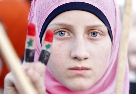 Ürdün'de yaşayan Suriyeliler, başkent Amman'daki elçilik binası önünde toplanarak Suriye Devlet Başkanı Beşşar Esad'ı ve yönetimini protesto etti.