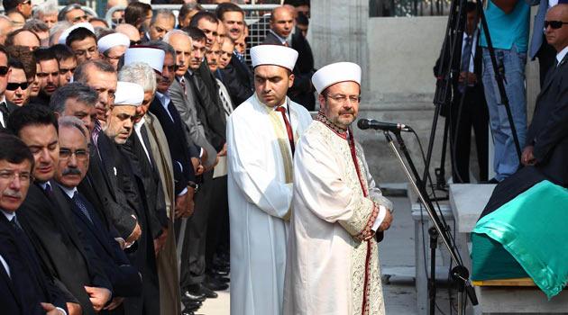 Cenaze namazını bizzat Diyanet İşleri Başkanı Prof. Dr. Mehmet Görmez kıldırdı.