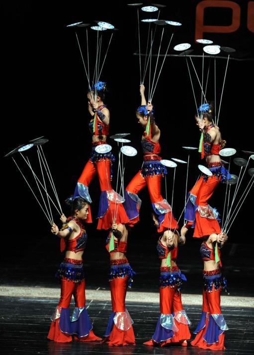 Dünya turnesine çıkan ve "Çin Masalı" olarak bilinen "Çin Ulusal Akrobasi Topluluğu", Bursalılarla buluştu.  2012 yılının Türkiye'de "Çin Kültür Yılı" olması nedeniyle İstanbul ve İzmit'ten sonra geldiği Bursa Atatürk Kongre Kültür Merkezi'nde fizik kurallarını alt üst eden gösterileri ile nefes kesti..

Efsanevi akrobasi gösterisini izleyen vatandaşlar, fizik kurallarını altüst eden hareketler karşısında şaşkınlıklarını gizleyemedi. 'Harikulade Akrobasi' anlamına gelen 'Spectacular Acrobatics' adlı gösteriyle izleyicilerin nefesini kesen topluluk, uzun süre alkışlandı.

(aa)