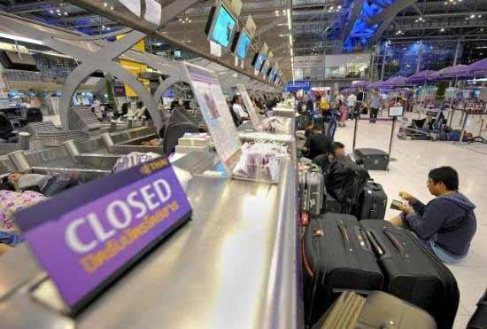 Tayland'ın başkenti Bangkok'ta havaalanını göstericiler işgal etti