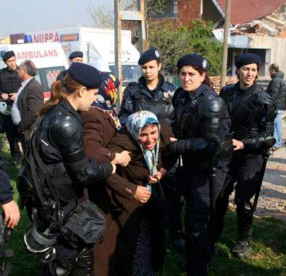 Sultanbeyli'de yaklaşık 50 gecekonduyu yıkmak için gelen yıkım ekipleri ile gecekondu sahipleri arasında kavga çıktı. Yıkım sırasında objektiflere yansıyan kareler insanın kanını dondurdu: