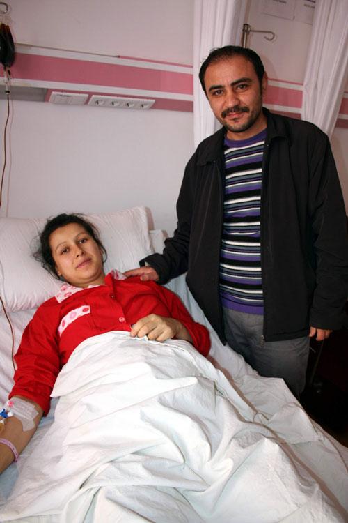 Zonguldak'ta ikiz bebek bekleyen çift, doğum sırasında sürpriz yaşadı. Doktorları, üçüncü bebeği fark edince hem aile hem de doktorlar "Dört-dört" diye ritim tuttu.