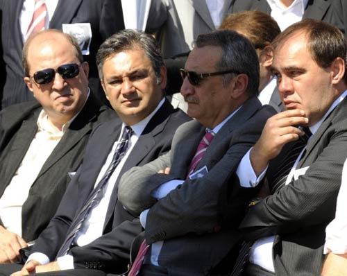 TFF Başkanı Hasan Doğan toprağa veriliyor.