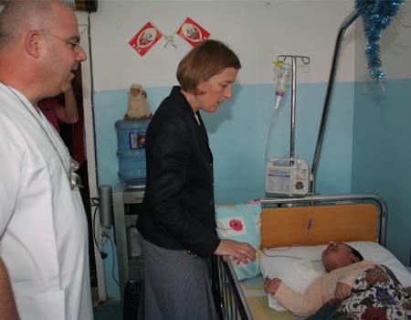 Kadın ve aileden sorumlu Devlet Bakanı Selma Aliye Kavaf, Ankara'daki çeşitli sosyal hizmet kurumlarını habersiz ziyaret ederek, incelemelerde bulundu. Habersiz ziyaretler sürecek.