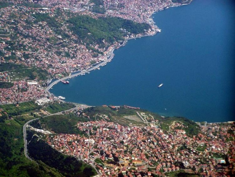 <p><strong><span style="color: #0000ff;"><span style="text-decoration: underline;">SARIYER<br /></span></span></strong><br />Sarıyer Belediyesi, 2009 yılından bu yana kentsel dönüşüm konusunda hali hazırda uygulanan politikaların dışında, mahallelerde yaşayanları mağdur etmeden, mevcut sorunları yerinde çözecek bir dönüşüm politikası izlemektedir. Özellikle İstanbul’u bekleyen deprem tehlikesi göz önüne alındığında dönüşümün olması kaçınılmaz görünmektedir.<br /><br />Sınırları içindeki mahallelerin %80’i gecekondu mahallelerinden oluştuğu için kentsel dönüşüm konusu Sarıyer Belediyesi için hayati bir önem taşıyor. Bu nedenle Belediye Başkanı Şükrü GENÇ, gecekondu mahallelerinde yaşayanlar, akademisyenler ve STK’lar ile birlikte çalışacak olan Gecekondu ve Sosyal Konutlar Müdürlüğü’nün kurulmasına öncülük etti.<br /><br />Başkanlık, “Gecekondu Çalıştayı” adıyla bilinen daha büyük bir yapının kamu ayağını oluşturuyor. Bu çalıştay, yıl içinde belirli aralıklarla toplanarak, dönüşüm konusuyla ilgili olarak sorunun asıl muhatabı olan mahallelilerle belediye ve akademiyi aynı ortamda buluşturarak ortak bir çözüm oluşturma niyetini hayata geçiriyor. Bu süreçte temel çözüm noktası ise mülkiyet problemini çözmekten geçiyor.<br /><br />İlçede yer alan gecekondu alanlarının mülkiyetlerinin büyük çoğunluğunun İstanbul Büyükşehir Belediyesi ve Maliye Hazinesi’nde, kalan alanların ise hisseli mülkiyette olması; kamu parsellerinin Sarıyer Belediyesi’ne devrinin yapılmaması gibi sebepler, belediyenin tek başına çözüm üretmesini imkânsız kılıyor.<br /><br />Gecekondu ve Sosyal Konutlar Müdürlüğü’nün çalışma amacı ise, ilçe sınırları içindeki tüm gecekondu mahalleleriyle ilgili öncelikle mülkiyet sorununun çözümü için mevcut durumun mülkiyet, fiziksel yapı, yapılaşma durumu gibi farklı açılardan analizlerini yaparak parsel bazında değil, önce mahalleler daha sonra ilçe bütününde bir senteze ulaşarak bilgi altyapısı ve alternatif çözüm senaryoları geliştirmektir. Bu senaryolarla vatandaşların yaşam alanlarının mülkiyet açısından hukuki güvenceye kavuşacak olması kilit noktadır. Yeni çıkan yasalarla birlikte kentsel dönüşüm ile ilgili olarak tüm yetkinin Çevre ve Şehircilik Bakanlığı’nda toplandığı göz önüne alınırsa, alternatif senaryolar oluşturmanın önemi daha da artmaktadır.<br /><br /><strong><span style="text-decoration: underline;">Mülkiyet sorunu dışındaki diğer amaçlar ise;<br /><br /></span></strong>• Hukuki güvence sonrası; fiziksel açıdan depreme dayanıklı, donatılar (yeşil alanlar, kültürel tesisler vb.) açısından yaşam kaliteleri yükseltilmiş yaşam alanları için hak sahipleriyle birlikte projeler geliştirmek.<br /><br />• Mahallelerde kurulan STK’lar ve diğer ilgili birimlerle işbirliği içinde çalışmak.<br /><br />• Yoksul ve dar gelirli kesimlerin barınma gereksinmelerini karşılayabilecek biçimde standartlaşmış, en az boyut ve nitelikte, sağlık koşullarına uygun, sağlam ve ucuz konut projelerinin; uygulama ve organizasyon çalışmalarının yürütülmesini sağlamak,<br /><br />• Sosyal konutlarla ilgili güncel uygulamaları takip etmek ve bunları raporlamak, Sarıyer için uygun modeller oluşturmak.<br /><br />Sarıyer Belediyesi bugüne kadar gecekondu mahallelerinin %85’inin analiz ve sentez çalışmalarını bitirmiş olup, ürettiği bilgileri görselleştirip raporlayarak hem mahallelilerle hem de İstanbul Büyükşehir Belediyesi ile paylaşmıştır. Özellikle Çamlıtepe (Derbent) ve Darüşşafaka mahalleleri ile Pınar Mahallesi’nde mülkiyet açısından çözüm için olumlu gelişmeler kaydedilmiştir.</p>