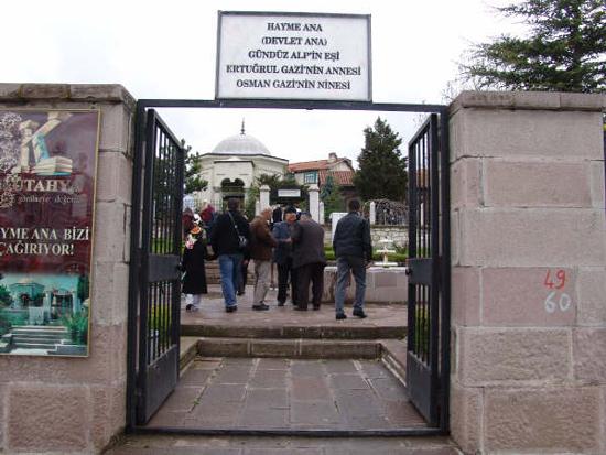 Osmanlı Devletinin ilk harcını atan Ertuğrul Gazinin annesi Hayma Ananın bulunduğu türbe, Domaniçin Çarşamba Köyünde...