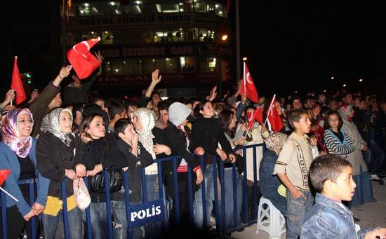 29 Ekim Cumhuriyet Bayramı kutlamaları için Kürtçe halk konseri düzenleyen Van Valisi Münir Karaloğlu, binlerce vatandaşın katıldığı etkinlikte yaptığı konuşmaya Kürtçe sözlerle başlayınca, sanatce Berdan Mardini tekrar yaptırdı...