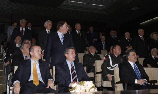 Geçtiğimiz hafta tartışmaların odağı haline gelen Anayasa Mahkemesi, bugün önemli bir yemin törenine ev sahipliği yaptı. Törende, Gül, Erdoğan, Toptan'ın yanı sıra önemli isimler vardı.