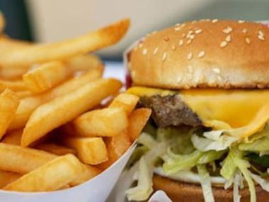 21. Fast food ve abur cubur dahil olmak üzere işlenmiş gıdaları azaltın.