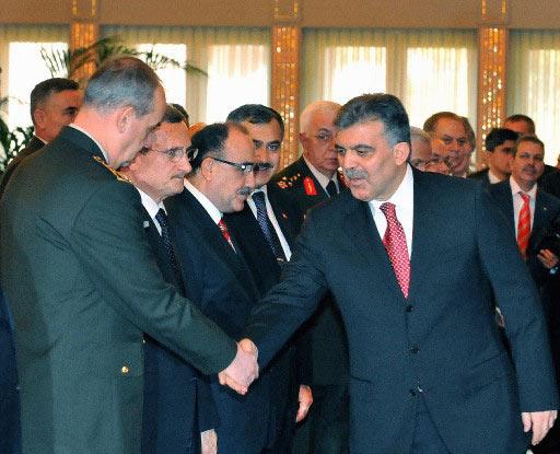 Cumhurbaşkanı Gül, 2007-2008 yıllarında TSK ve emniyet mensubu olarak görev yaparken şehit olanların yakınlarıyla malul ve gazi 61 kişiye Devlet Övünç Madalyası verdi.
