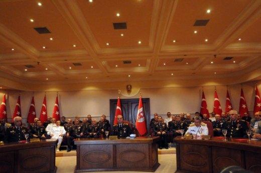 Org. Başbuğ, Türkiye'nin kilitlendiği 'belge' ile ilgili basına konuştu. Başbuğ, 'belge'yi bir kağıt parçası' olarak tanımladı, "TSK üzerinden elinizi çekiniz" dedi. Baykal'ın isitfa imasını kâle bile almadı: