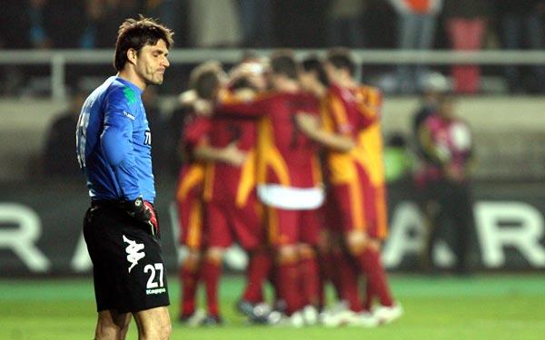 Dünyanın en golcü 6'ncı kalecisi olan Ivankov, Galatasaray karşısında da bir gole imza attı ama bu kez kendi kalesine atılan golün asistliğine imza attı. İşte Ivankov'un kalesine gol attığı anlar...