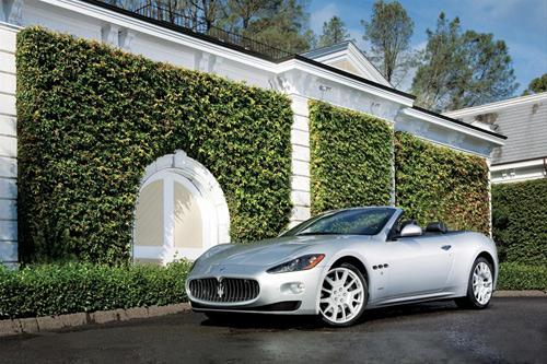 <strong>7- Maserati GranTurismo Convertible - YEDEK KULÜBESİNDEN ÇIKTI </strong><br><br>
GranTurismo, Ferrariye parası yetmeyenlerin aldığı İtalyan otomobili yaftası yapıştırılan Maseratiye hak ettiği övgüyü kazandıracak bir otomobil. Evet, Maserati bir zamanlar Ferrarinin bir bölümüydü. İki şirket hâlâ aynı çevrede konuşlanmış durumda ve tüm Maseratiler gücünü Ferrari kökenli motorlardan alıyor. Ancak GranTurismo Convertible, Ferrarinin şimdiye dek üretmediği ve muhtemelen asla üretemeyeceği gerçek bir dört koltuklu touring otomobili olarak apayrı bir konuma sahip. Yuvarlak hatlarıyla nefes kesecek kadar güzel. Deri döşemeleri Armaninin elinden çıkmış gibi. Arka koltuklar için insafsız mazeretler öne süren üstü açılabilen birçok küçük otomobilin tersine akranlarının içinde en uzun ve en geniş olan GranTurismo, arka tarafta yeterince bacak ve omuz alanı bırakıyor. Süpermodel görüntüsü, geniş kabini, İtalyan kalitesi, işçiliği ve kullanışlı oluşuyla bu Maserati sayesinde bir Ferrariye yetecek paranız olup olmamasını kafanıza takmayacaksınız bile.