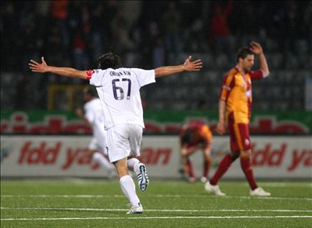 Geçen hafta şampiyonluğa havlu atan G.Saray, UEFA umutlarını sürdürmek istiyordu. Ancak Hacettepe hesapları alt-üst etti.