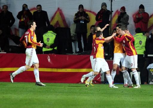 G.Saray-Hambur maçında Ali Sami Yen tartihi günlerinden birini daha yaşarken protokol tribününde ağı isimler vardı.