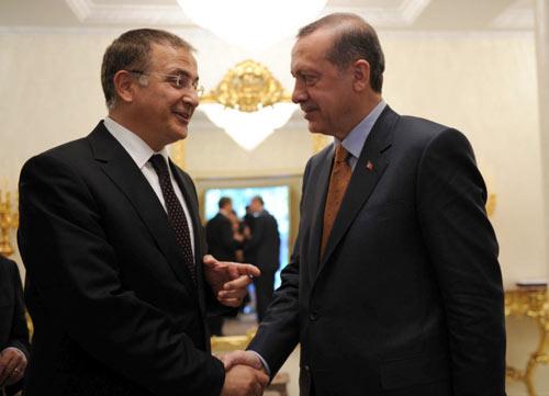 TOPLANTIYA ZAMAN GAZETESI GENEL YAYIN YONETMENI EKREM DUMANLI DA KATILDI.