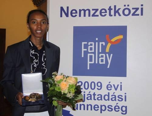 Dünya Fair Play Konseyi (CIFP), Milli atlet Elvan Abeylegesse'yi, ''davranış'' dalında en büyük ödül olan ''Trophy'' ile onurlandırmıştı. Abeylegesse, Macaristanın Pecs kentinde düzenlenen törenle ödülünü almıştı.