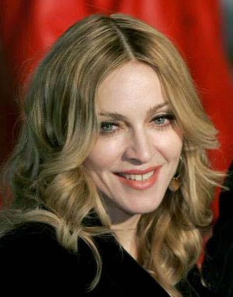 Madonna: Dişleri daha ziyade erkek formuna yakın, yani köşeli ve araları hafif ayrık. Seksi bir kadın ama gülüşü bu havayı vermiyor. Dişleri köşeli olduğu için seksiden ziyade otoriter ve kararlı bir ifadesi var.