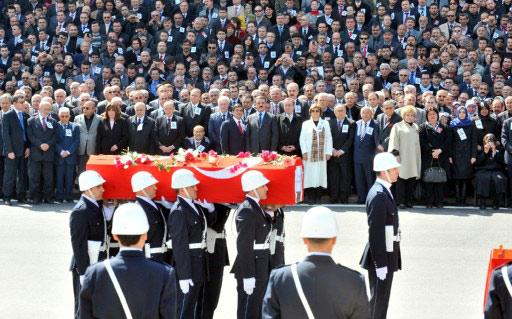 Helikopter kazası sonucu hayatını kaybeden BPP lideri Muhsin Yazıcıoğlu'nu milyonlar uğurladı. Devletin tam kadro olduğu törende izdiham vardı.