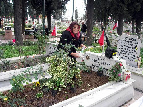 Arefe günü Arefe günü şehitlikler doldu, taştıdoldu, taştı