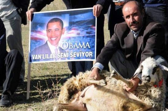 Vanın Gürpınar İlçesi Çavuştepe Köyü sakinleri ABD'nin 44'üncü Başkanı seçilen Barack Obama için 44 kurban kesip, davul zurna eşliğinde halaylar çekti.